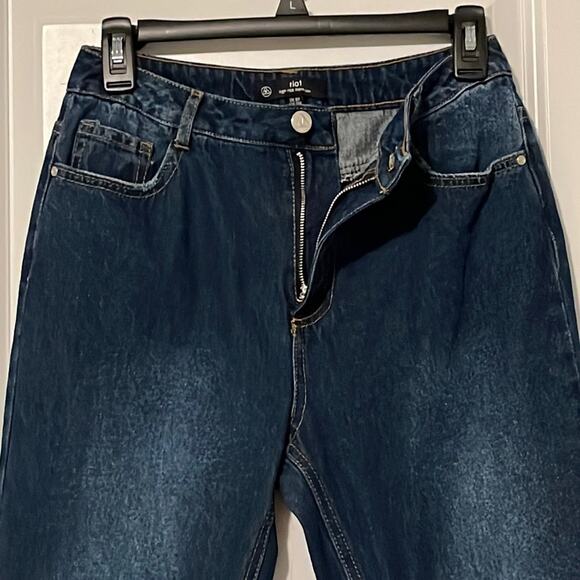 Missguided Riot High Rise Mom Jeans - Picture 4 of 10